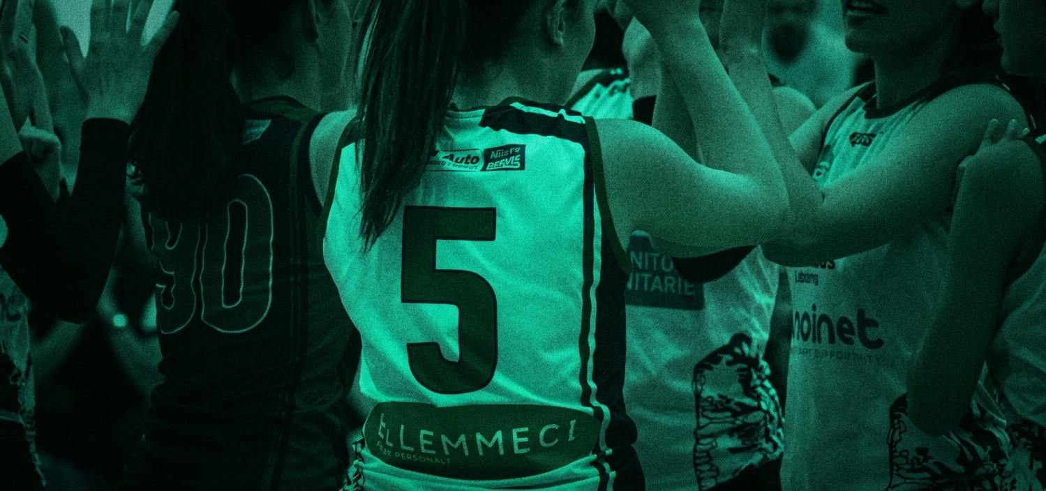Giocatrici della ASD Volley Ladispoli viste di spalle riunite in cerchio